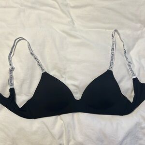 Victoria’s Secret t-shirt lightly lined wireless bra 34B